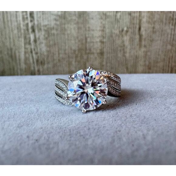8CT D VVS1 Graded Moissanite Ring – AU750 – Sz.9 - Picture 2 of 10